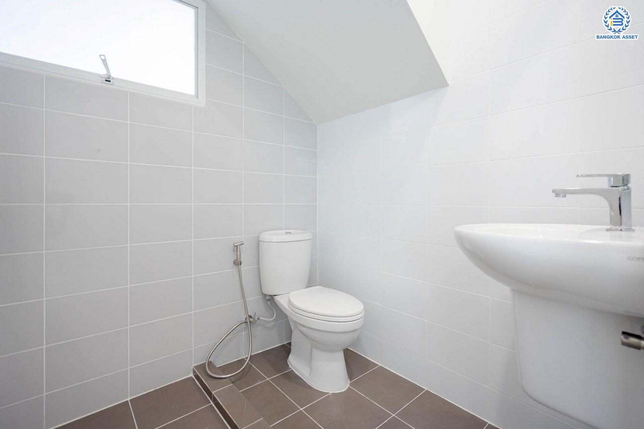 บ้านมือสองตกแต่งใหม่ ม.เดอะวิลล่า ราชพฤกษ์-ท่าอิฐ แบรนด์ Property Perfect เดินทางสะดวก เนื้อที่ 35.8 ตร.ว. ฟังก์ชัน 3 ห้องนอน 2 ห้องน้ำ จอดรถได้ 2 คัน บนทำเลเชื่อมต่อทั้ง ถ.รัตนาธิเบศร์ และถ.ราชพฤกษ์ และเพียง 10 นาทีถึงรถไฟฟ้า "สถานีบางรักน้อยท่าอิฐ"